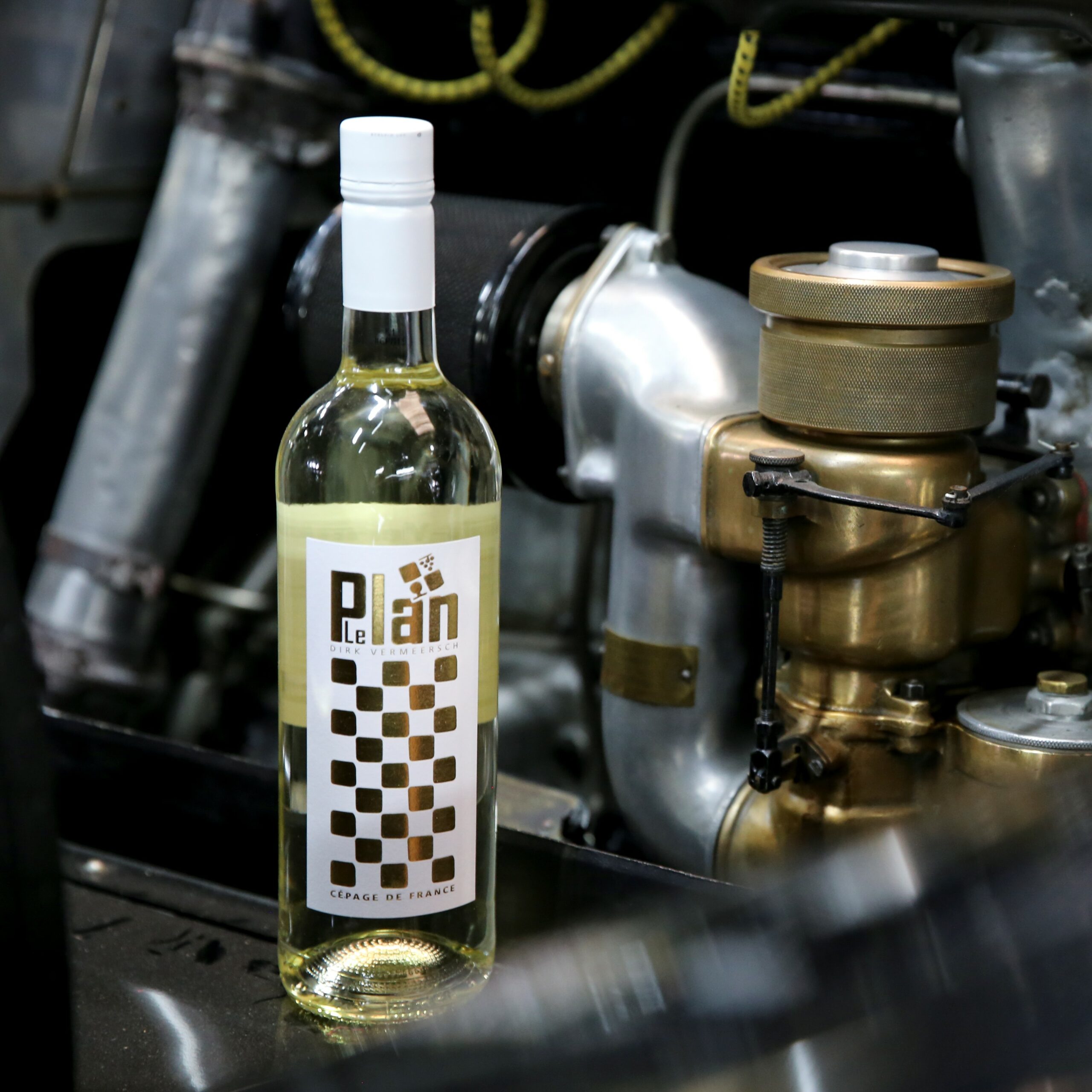 Bouteille de vin blanc Gp-muscat moteur de voiture Cépage de France VDF LePlan-Vermeercsh